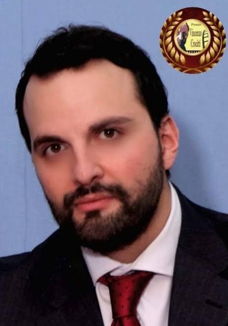 L'immagine ritrae Francesco Fiumarella con il logo del Premio Vincenzo Crocitti International, l'evento di cui è ideatore e promotore.