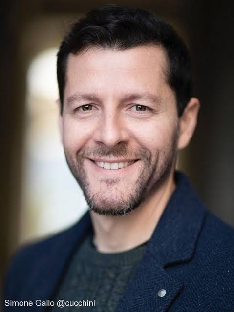 Simone Gallo: Dal Cuore della Toscana alla Conquista della Comicità Romana (e della TV)<br /><br />Ci sono artisti che portano con sé una carica di energia contagiosa, di quelle capaci di conquistare un palco nell'arco di pochi secondi. Simone Gallo è esattamente questo: un talento vulcanico che unisce la genuina simpatia della sua terra d'origine a un’ironia romana spigliata e travolgente.<br /><br />Attore, comico, conduttore e persino volto di tantissimi spot pubblicitari iconici, Simone ha saputo fare della sua versatilità il suo marchio di fabbrica. Ma qual è la sua storia e come è diventato uno dei volti più poliedrici dello spettacolo italiano?<br /><br />Le Origini: Da Cecina a Roma con la Valigia Piena di Sogni<br />Nato a Cecina, la splendida cittadina sulla costa toscana, Simone capisce fin da giovanissimo che la sua strada è far sorridere le persone. I primi passi nel mondo dell'intrattenimento li muove come animatore nei villaggi turistici, la migliore "palestra" possibile per imparare a gestire il pubblico, improvvisare e dominare la scena.<br /><br />Ben presto, però, il fascino del palcoscenico e del set chiama a gran voce. Dopo un'iniziale formazione a Firenze, Simone decide di fare il grande salto e si trasferisce a Roma. Nella Capitale entra nella prestigiosa accademia Corrado Pani, diretta da Pino e Claudio Insegno. È qui che la sua ironia toscana incontra il ritmo del cabaret e della commedia romana, creando un mix stilistico unico e irresistibile.<br /><br />Il Successo in TV: Tra Colorado, Honolulu e le Sitcom Rai<br />La carriera televisiva di Simone prende rapidamente il volo. Molti lo ricordano sul palco di Colorado su Italia 1, dove per diverse edizioni ha fatto divertire milioni di telespettatori insieme al collega Andrea D'Andreagiovanni (formando il mitico duo comico Andrea e Simone). Un'intesa comica che li ha portati negli anni a calcare anche il palco di Honolulu e a conquistare prestigiosi riconoscimenti nell'ambito del cabaret.<br /><br />Ma il talento di Simone non si ferma allo sketch veloce:<br /><br />In TV e in Streaming: Lo abbiamo visto nella celebre sitcom Fatti Unici su Rai 2 (nei panni dell'indimenticabile Appuntato Cazzaniga), in Ricci e Capricci su La5 e nella teen-serie S-Fidiamoci su RaiPlay.<br /><br />Al Cinema: Ha partecipato a film acclamati come L'incredibile storia dell'Isola delle Rose (Netflix), N - Io e Napoleone di Paolo Virzì e Vita, cuore e battito.<br /><br />Nei Cortometraggi: Nel 2021 ha persino vinto diversi premi come miglior attore a livello internazionale (tra cui ai Los Angeles Film Awards e Oniros Film Awards) per il cortometraggio dram<br />matico Locked, dimostrando un'incredibile profondità anche al di fuori della commedia.<br /><br />"Dalla battuta pronta al ruolo drammatico, Simone Gallo dimostra che la vera comicità nasce sempre da una solida preparazione attoriale."<br /><br />L'Arte della Conduzione: Un Presentatore Nato<br />Oltre a recitare e far ridere, Simone Gallo è un presentatore navigato. Grazie alla sua presenza scenica (è alto ben 1.87 m!), al suo carisma e alla battuta sempre pronta, è la scelta ideale per la conduzione di grandi eventi dal vivo.<br /><br />Negli anni è stato il padrone di casa di festival di primo piano come l'International Tour Film Festival (ITFF) e il Roma International Fashion Film Festival, oltre a condurre format televisivi legati al mondo del food e del lifestyle come Fine Dining su RaiPlay.<br /><br />Perché Continuare a Seguirlo?<br />Simone Gallo incarna perfettamente l'artista moderno: poliedrico, dinamico, capace di spaziare con naturalezza dal teatro alla televisione, dai social network al cinema d'autore. Che stia presentando un galà di gran classe o che ci stia facendo sbellicare dalle risate in prima serata, una cosa è certa: la sua energia è contagiosa.<br /><br />Un talento nato a Cecina, maturato a Roma e pronto a riservarci ancora tantissime sorprese!