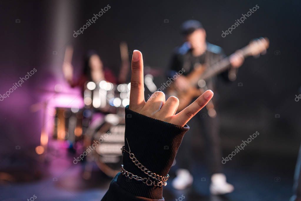 Band rock emergente che suona in un club affollato