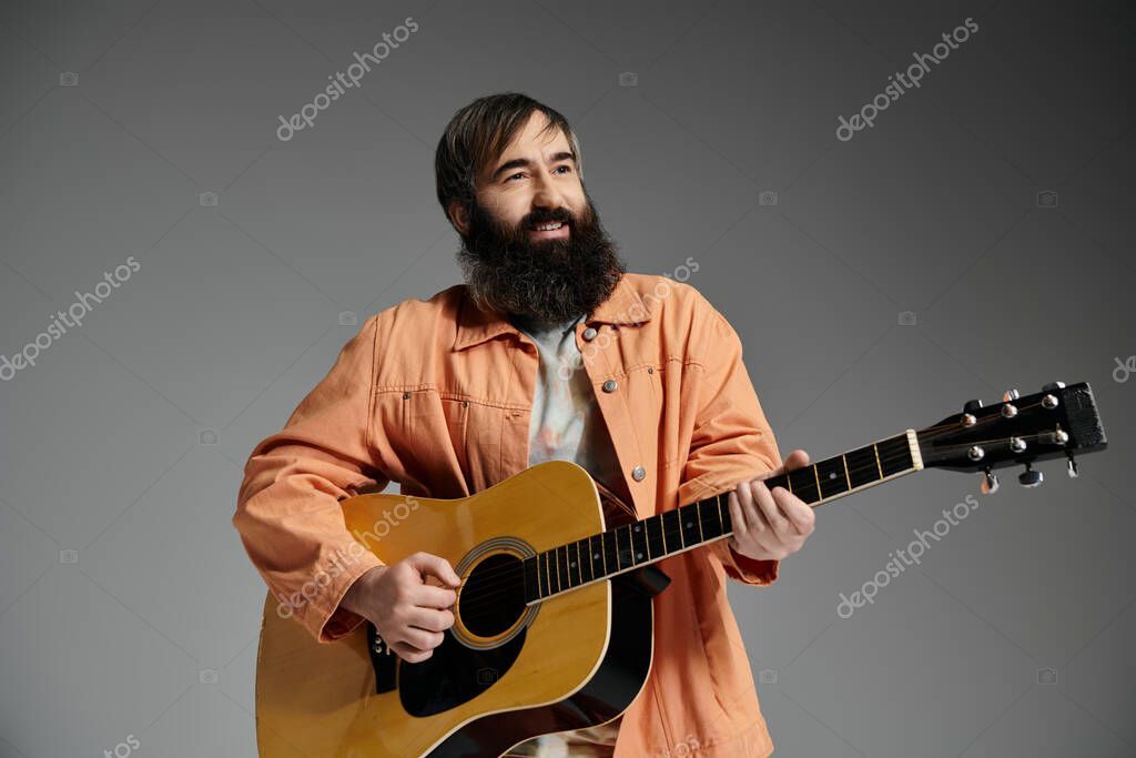Cantautore emergente con chitarra acustica sul palco