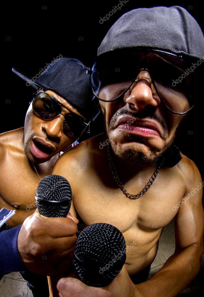 Gruppo rap emergente che si esibisce su un piccolo palco